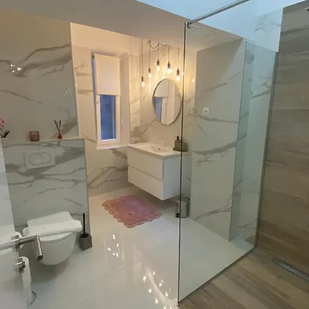 Center De Lux “ Zara “ Apartment