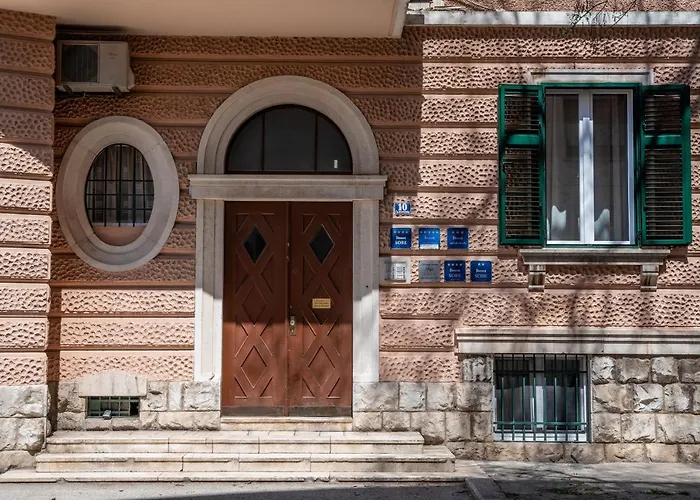 Center De Lux “ Zara “ アパート